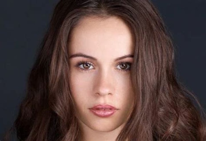 Carmen Flood Height, Weight, Age, Boyfriend, Biography, Family & Wiki