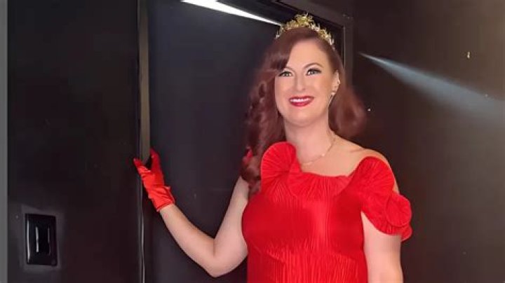 husband, kids, age, net worth.