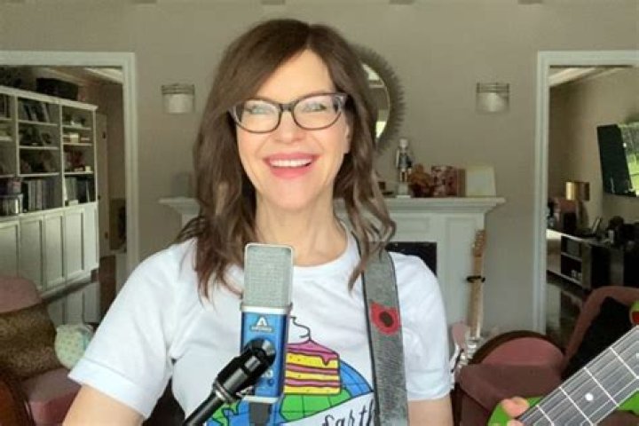 
Lisa Loeb Net Worth – Earnings From Her Multiple Acting And Musical Projects
