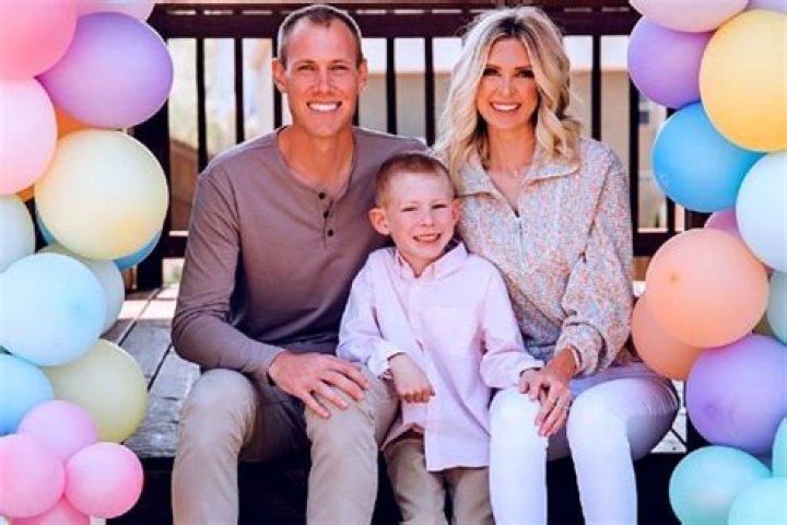 New Boyfriend? Lindsie Chrisley Wiki, bio, net worth, age, height, divorce.