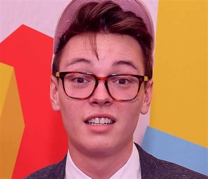 Wiki-Bio, Channel suspension, family, Wife.