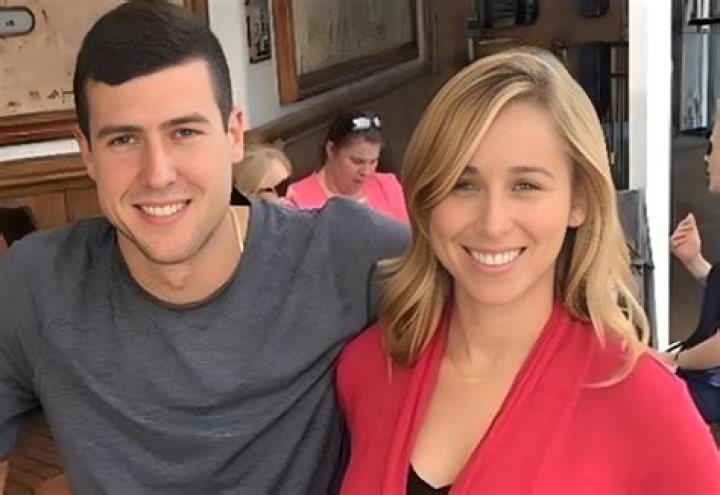 Wiki-Bio, net worth, boyfriend, fiancee, husband, measurement.